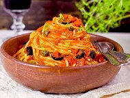 Рецепта Спагети Тоскана с домати, маслини, гъби, шунка, сметана и бяло вино